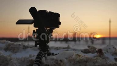 数码相机拍摄冬季景观。 Dslr相机拍摄日落与冬季自然雪
